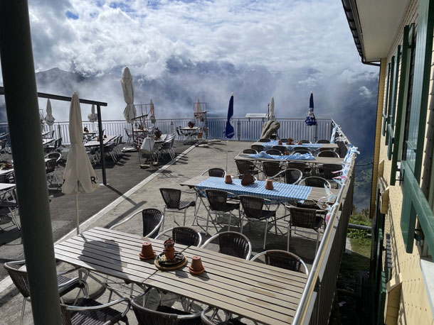 Vom Bahnhof über die schön gelegene Terrasse weiter zum Wanderweg 