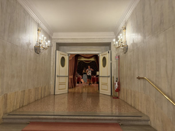 Mit etwas Glück findet gerade eine Probe im Opernhaus statt