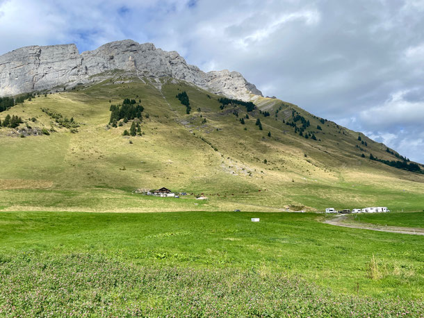 Unsere Wohnmobile im Bergpanorma und die kleine Alm der Betreiber