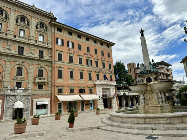 Zentraler Platz mit Brunnen und geschlossenem Grand Hotel in Montecatini Terme 