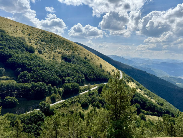 Bewaldete Straße an einer Bergflanke in den sibillinischen Bergen