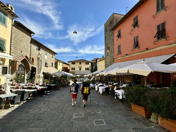 Der Piazza Giuseppe Giusti ist ein zentraler Platz mit Restaurants im kleinen Bergdorf Montecatini Alto. Zum Abendessen kommt man mit der kleinen roten Standseilbahn hoch.  