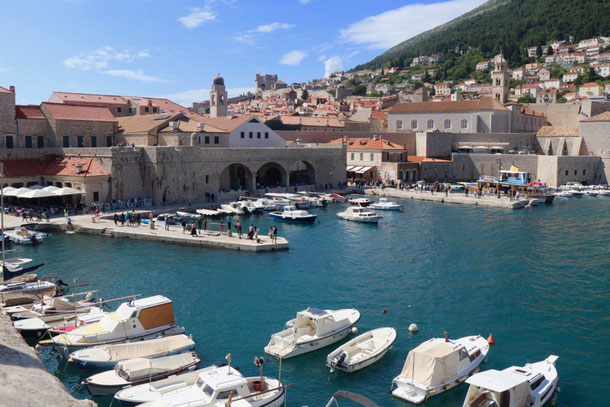 Blick von der Stadtmauer in den alten Hafen von Dubrovnik