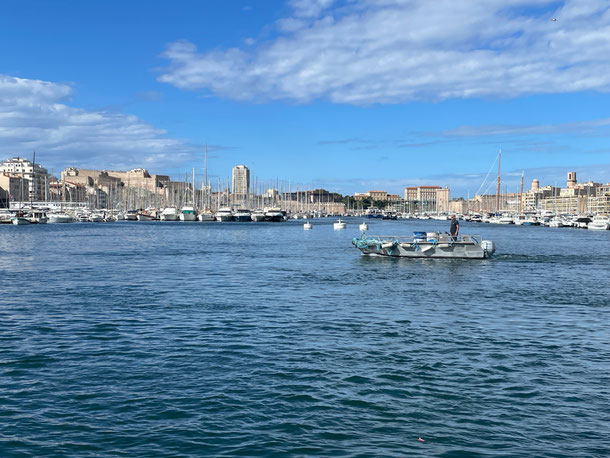 Yachten und Fischerboote teilen sich den Vieux-Port in Marseille