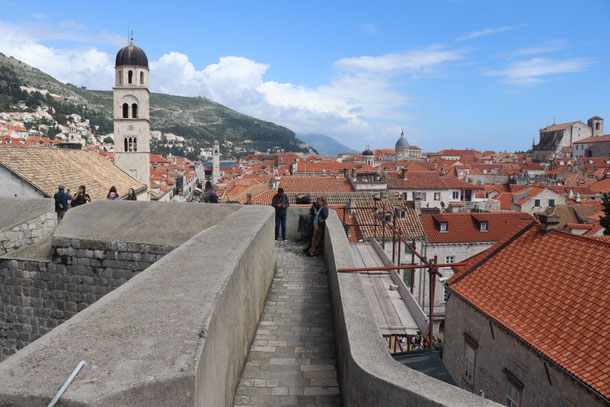 Ein Muss in Dubrovnik - Sich Tickets für die Stadtmauer gönnen und einmal um die Altstadt gehen