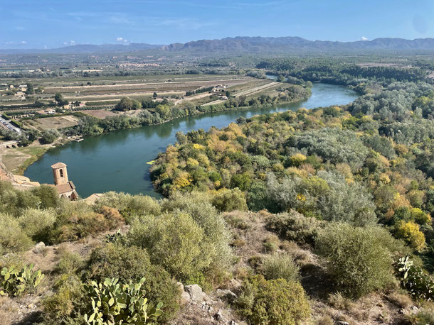 Blick von der Burg auf den Fluss Ebre und die Landschaft der Provinz Tarragona 