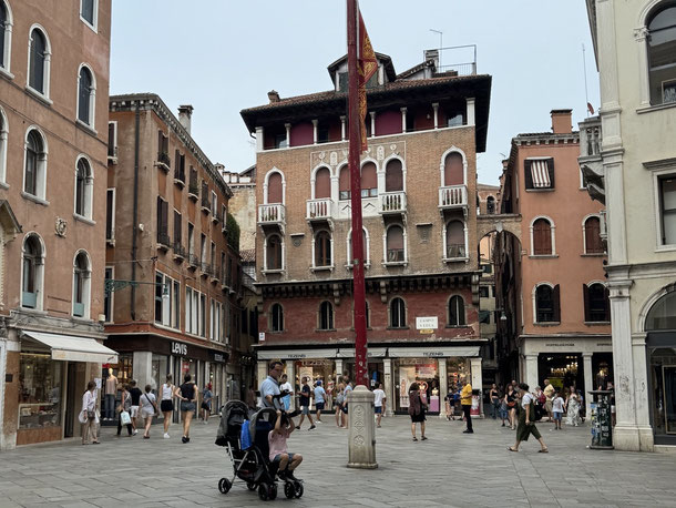 Campo S. Luca - nicht besonders spektakulär, aber Drehkreuz zwischen Shoppingmeile und Rialtobrücke