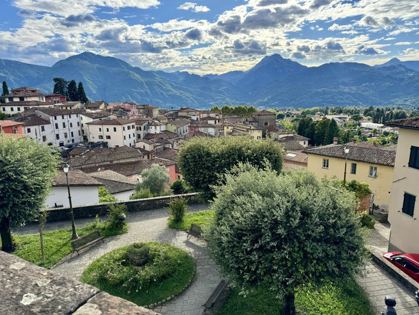 Blick von der Kirche in Barga 