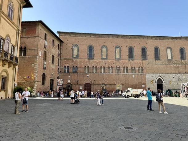 Piazza del Duomo in Siena - zentraler Anlaufpunkt beim Sightseeing