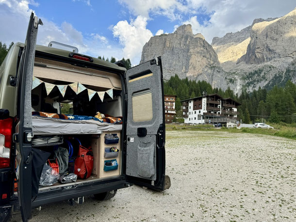 Kartoffeln bereit zum Kochen in der Dolomiten-Kulisse 