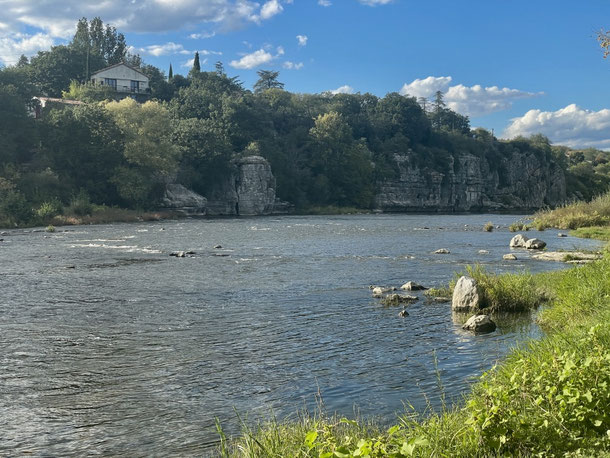 Ardèche-Ufer beim Wohnmobilstellplatz in Ruoms 