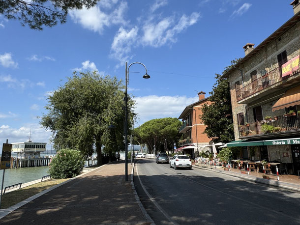 Die zum Spazierengehen und Radfahren gerne genutzte Uferstraße in Passignano Sul Trasimeno am Lago Trasimeno