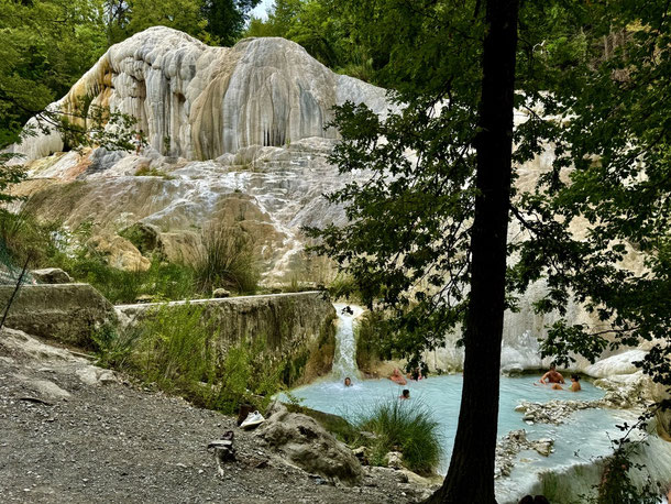 Thermalwasser in Bagni San Filippo mit Kalkablagerungen, die aussehen wie gefrorene Wasserfälle