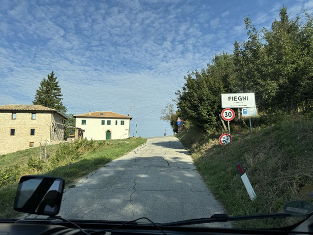Fiegni - Durchfahrtsort zur Aussichtsterrasse des Lago die Fiastra