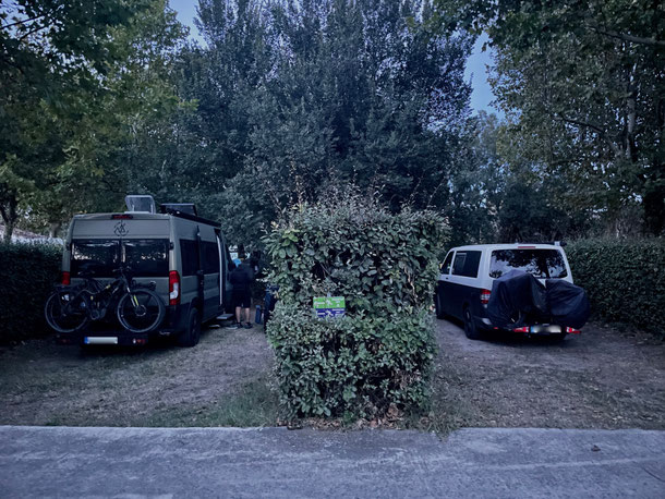 Recht schmale abgetrennte Parzellen auf dem Campingplatz Arles 
