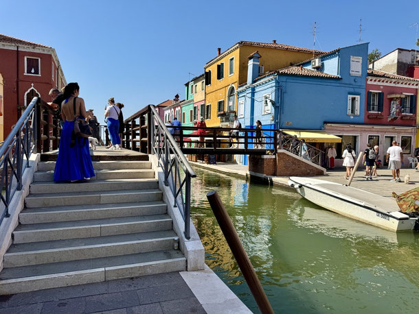 Kräftige Farben aus dem Koffer gezogen - passend zur farbenfrohen Insel 