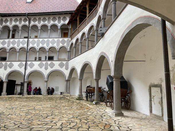 Ausdrucksstarker Arkadenhof in der Burg 