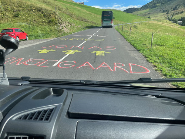 Dänische Ermunterungen für Jonas Vingegaard auf der Fahrbahn - am Ende Gesamtsieger der Tour de France