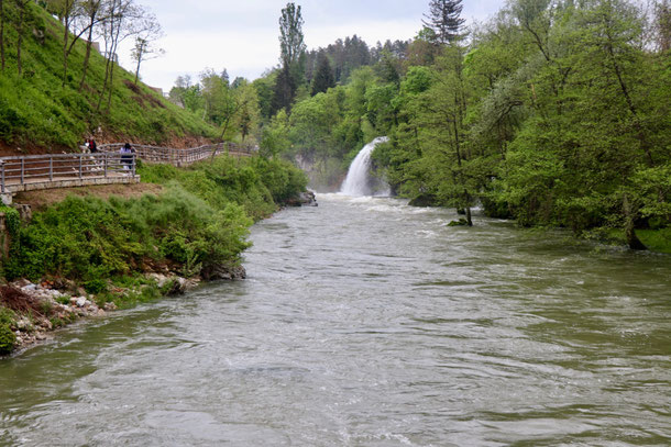 Je weiter wir gehen, umso markanter und größer werden die Kaskaden bis sie richtige Wasserfälle sind