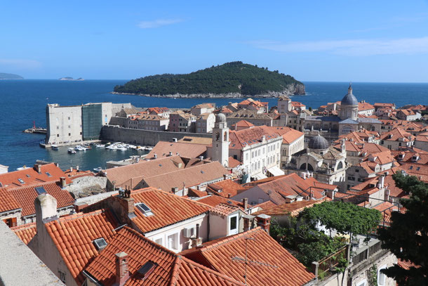 Hafen, Festung und Insel Otok Lokrum vor Dubrovniks Küste 
