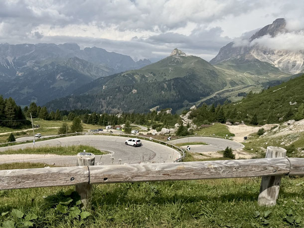 Dramatische Talfahrt des Pordoijoch Richtung Canazei - enge, aufeinanderfolgende Kehren 