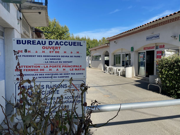 City Camping Arles: Zufahrt mit Rezeption und Restaurant/Bar