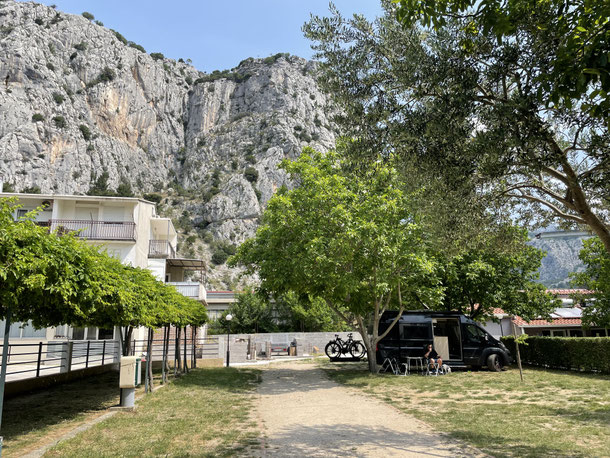 Wohnmobilstellplatz Auto Camp Lisičina - nah am Zentrum und zwischen hohen Felsen 
