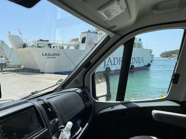 Fähre zur Insel Hvar im Hafen von Drvenik 