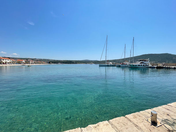 Kleiner Stadthafen in Primošten 