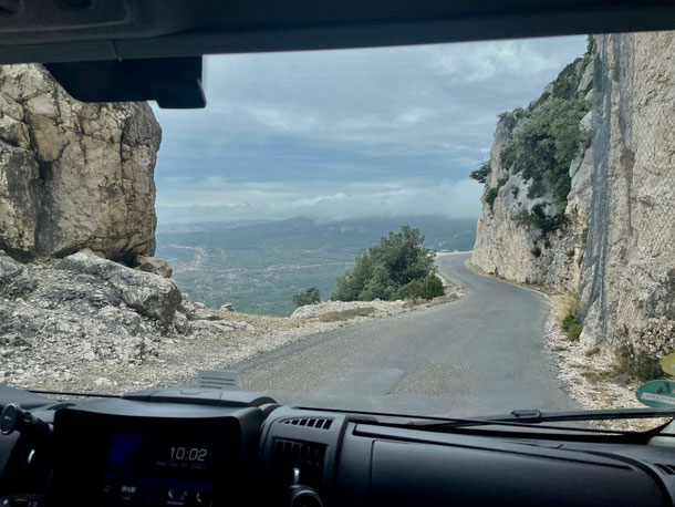 Abgründe neben der Fahrbahn der Route des Crêtes (Verdonschlucht)