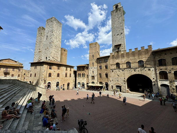 Piazza del Duomo in San Gimignano 