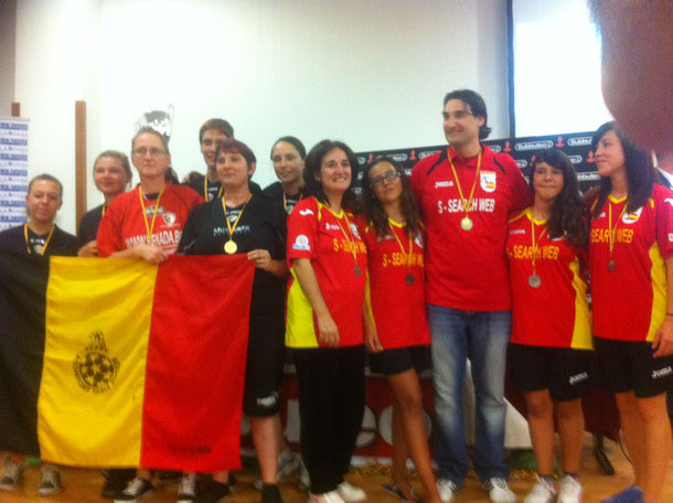 selección femenina, recibiendo el trofeo de subcampeonas, junto a las jugadoras belgas.