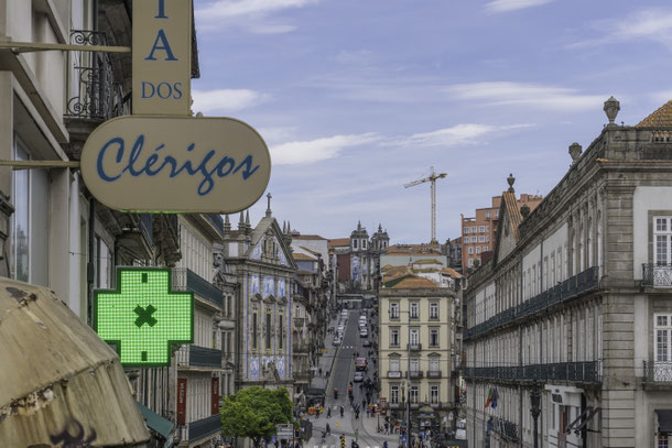 Bild: Blick von der Igreja e Torre dos Clérigos bis hinauf zur Igreja de Santo Ildefonso in Porto