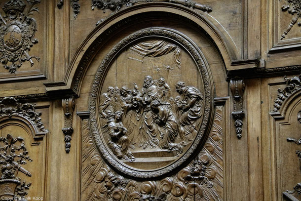 Bild: Holzvertäfelung beim Gestühl im Chor der Cathédrale Sainte-Croix d´Orléans in Orléans