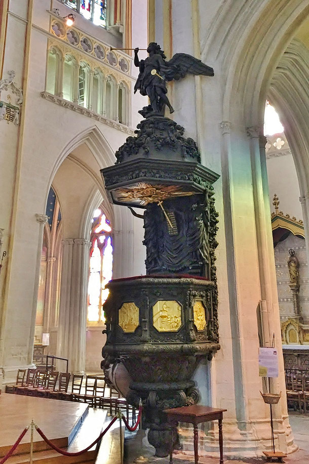 Cathédrale  Saint-Corentin in Quimper, Kathedrale, Innenraum, Holzkanzel