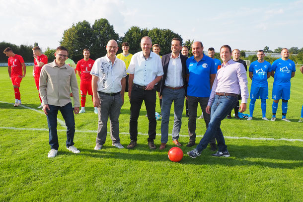v.l.: Ortsvorsteher Michael Wechinger; Fachbereichsleiter Arno Sackmann; Sportausschuss Josef Tisch; Sparkassen-Bereichsdirektor Christian Frühe;  SC-Präsident Matthias Rösch und Oberbürgermeister Manuel Tabor