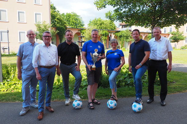 v.r.n.l Josef Tisch (Sportausschuss); OB Manuel Tabor; Nadja Bär und Gregor Harter (SC Önsbach), Andreas Kollefrath (Bürgermeister), Claus Roth (Sparkasse)