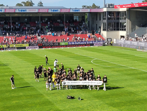 Ein Dorf und die 2. Bundesliga: der SV Sandhausen nach dem 3-1 Erfolg gegen Kiel ( 15. Mai 2022 )
