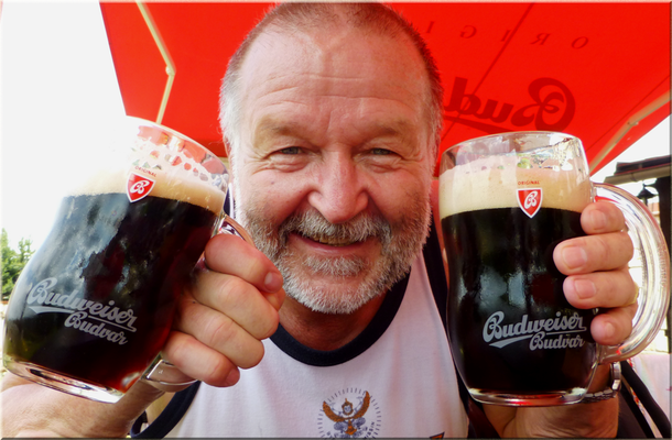 Bei Sonnenschein, mit zwei Budweiser dunkel in den Händen, vor der Penzion na Vyhlidce, ein Labsal!!