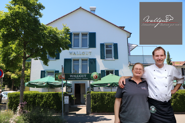 Markus und Sylvia Hensler vor ihrem Gasthaus Wallgut, wir bekamen Tschechen Limo "Pilsner Urquell" serviert