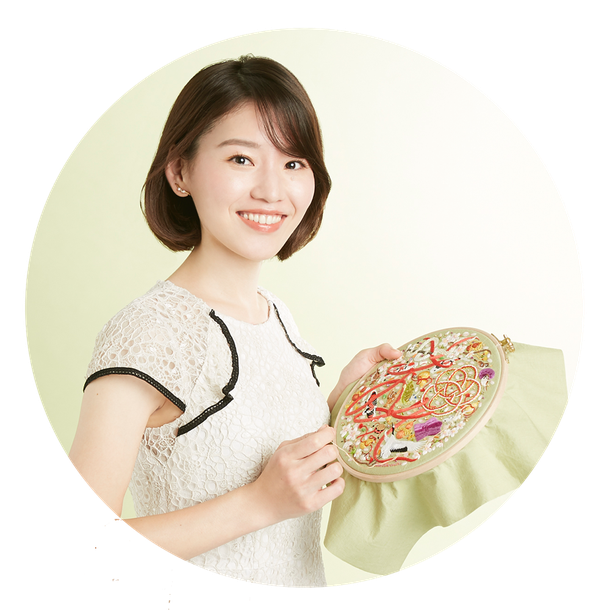 草野友紀 刺繍作品を持つポートレート写真