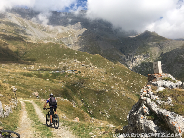 Sullo sfondo L'ALPE TOUR