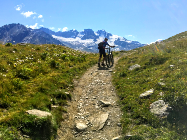 Il Gran Paradiso sembra toccarlo con un dito