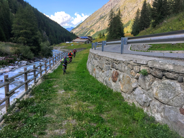 Scesi a valle, seguiamo il fiume Savara fino a Degioz 