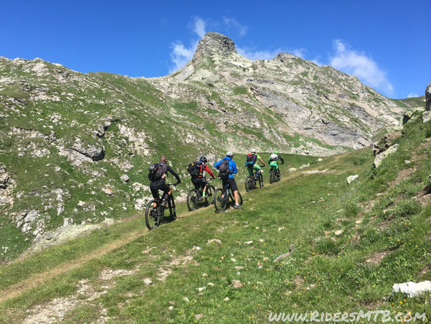 La salita è su quel che rimane di una strada bianca utilizzata agli albori Dal  TOUR DE FRANCE . ..  c'era da faticare molto!