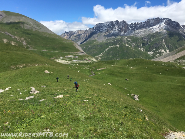 Scendiamo sul versante opposto in direzione VALLOIRE, evitando il più possibile la statale