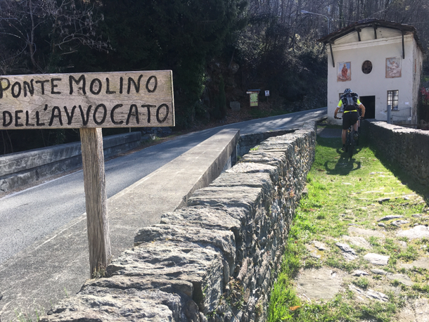 Attraversiamo il torrente Malone su storico ponte del XIV secolo che prende nome dall'avvocato VIGO , viveva qui in pianta stabile.