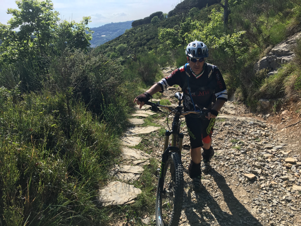 Un km a piedi..... Il sentiero è inciclabile  tanto che ci chiediamo se va preso in discesa