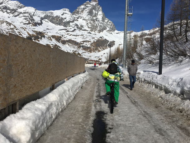 Oggi niente sveglia all'alba, si parte ad orario comodo per essere presenti a Cervinia alle 14.00