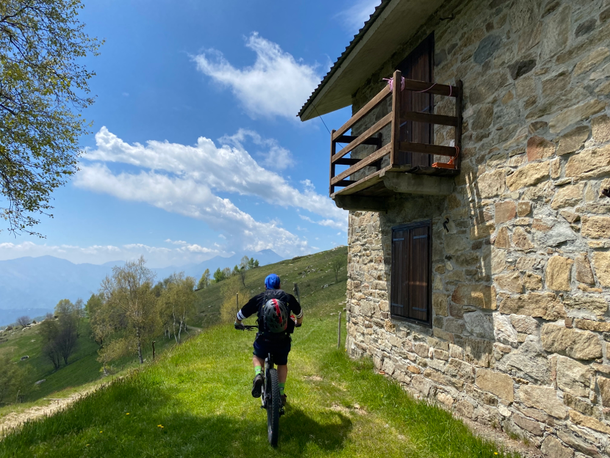 si raggira la baita e con poche centinaia di metri di bici a spinta (per i non motorizzati) si raggiunge l'attacco della prima discesa PANDEMIC